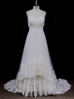 exquisite sweetheart wedding dress with refined lace appliques