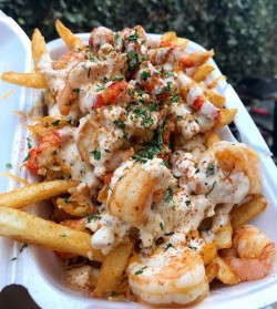 Cheesy fries & prawns 🤤