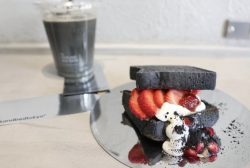 Charcoal bread with strawberries