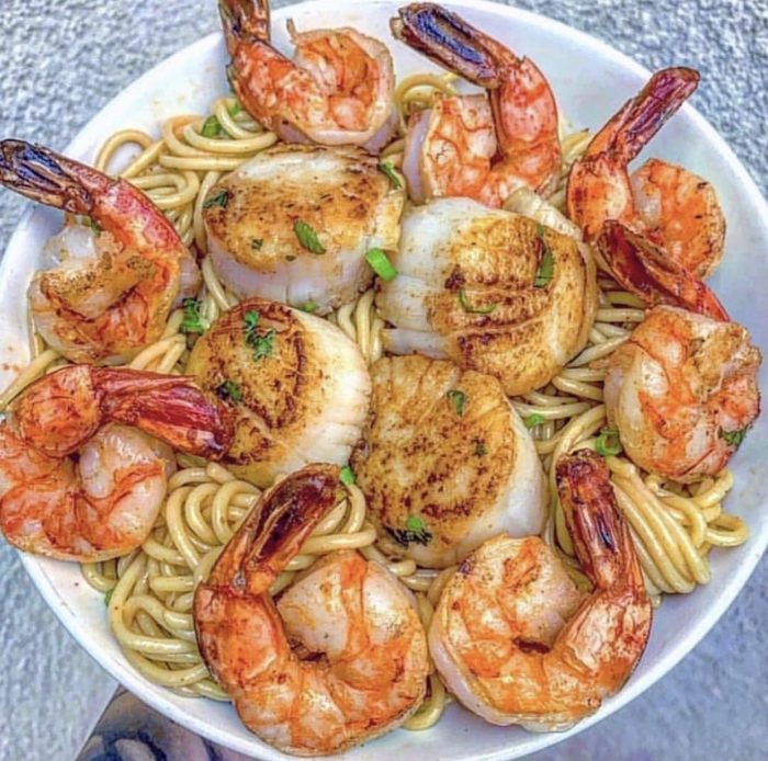 Jumbo shrimps w/scallops and garlic noodles