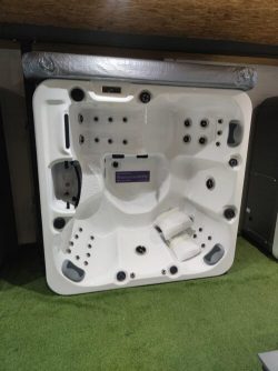 5 Seater Hot Tub with Premium Spa Accessories for the Ultimate Home Spa Experience